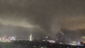 TORNADO NOSIO SVE PRED SOBOM, IMA MRTVIH: Pojavili se jezivi snimci razornog vrtloga (VIDEO)