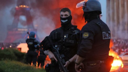ЕВАКУИСАНО 300 ЉУДИ, ПРОНАЂЕН СУМЊИВ АУТОМОБИЛ: Драматичне сцене у предграђу Париза