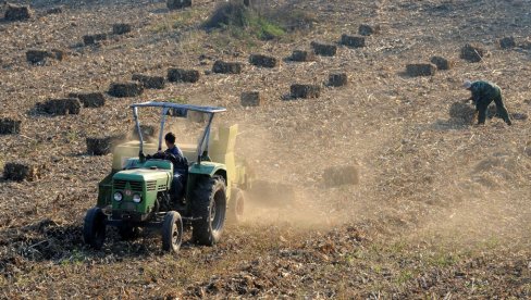 UŽAS U SRPSKOM SELU: Mašina za baliranje mu odsekla ruku do ramena - on je odneo da je ušiju, poznat epilog
