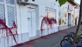 ДЕМОЛИРАНЕ ПРОСТОРИЈЕ СНС У ДОБАНОВЦИМА: Трећи вандалски напад у последњих месец дана - камере све забележиле (ВИДЕО)