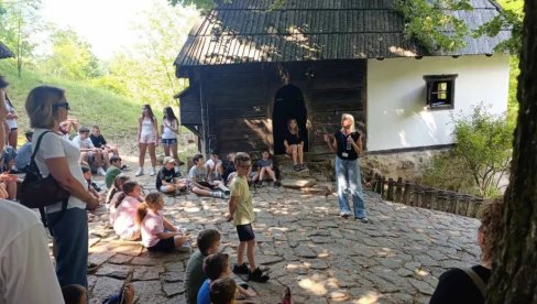 ПОЧЕЛО ЛЕТО У ЗАВИЧАЈУ У ТРШИЋУ: Ученици из дијаспоре уче српски језик, историју, традицију и културу