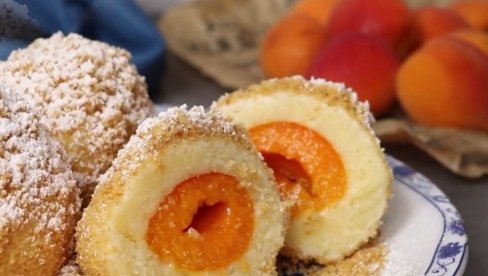 ČUVENI SRPSKI RECEPT ZA KNEDLE SA KAJSIJAMA: Tajna je u sastojku koji svi imaju kod kuće