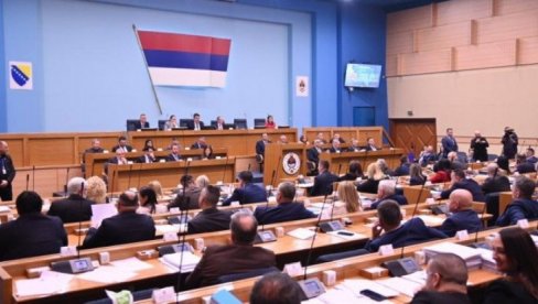 REPUBLIKA SRPSKA ZABRANILA USTAŠKE SIMBOLE I ZLATNE LJILJANE Usvojena izmena zakona, provokacije više neće biti tolerisane (VIDEO)