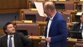 PUKLA BRUKA: Milan Knežević pokazao kompromitujuću Spajićevu fotografiju u parlamentu (VIDEO)