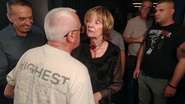МИНУТ ЋУТАЊА ПА ЕМОТИВНИ ГОВОРИ: Естрада и колеге се на комеморацији опростили од Андрије Бајића (ФОТО)