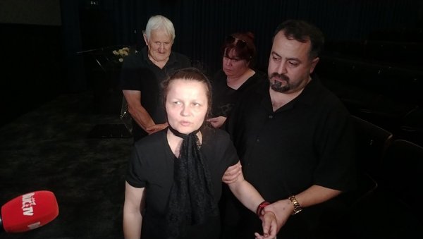 СВЕ ВРЕМЕ ПРИЧА СА СУПРУГОВОМ ФОТОГРАФИЈОМ: Мала Цана сломљена на комеморацији Андрије Бајића (ФОТО)