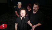 SVE VREME PRIČA SA SUPRUGOVOM FOTOGRAFIJOM: Mala Cana slomljena na komemoraciji Andrije Bajića (FOTO)