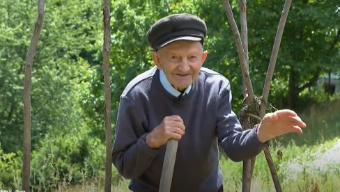 DEDA MILOŠ OTKRIVA KOJA JE TAJNA DUGOVEČNOSTI: Hrabro gazi ga stotoj godini, sa osmehom i štapom preko livade do vrta (VIDEO)