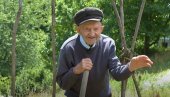 DEDA MILOŠ OTKRIVA KOJA JE TAJNA DUGOVEČNOSTI: Hrabro gazi ga stotoj godini, sa osmehom i štapom preko livade do vrta (VIDEO)