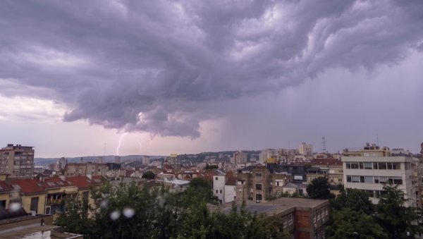 РХМЗ СЕ ОГЛАСИО НОВИМ УПОЗОРЕЊЕМ: У наредних сат стиже олуја, ови делови Србије ће бити на удару