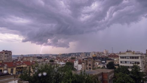 РХМЗ СЕ ОГЛАСИО НОВИМ УПОЗОРЕЊЕМ: У наредних сат стиже олуја, ови делови Србије ће бити на удару
