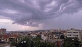 РХМЗ СЕ ОГЛАСИО НОВИМ УПОЗОРЕЊЕМ: У наредних сат стиже олуја, ови делови Србије ће бити на удару