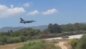 POJAVIO SE NOVI SNIMAK DRAME IZNAD ZAKINTOSA: Motor aviona buknuo u plamen, usledila brza reakcija pilota (VIDEO)