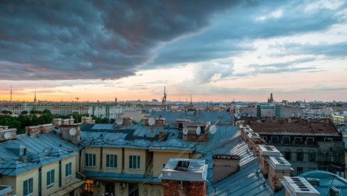 NEVREME POKOSILO MOSKVU: Olujni vetar oborio 50 stabala, ciklon izazvao probleme i u Sankt Peterburgu