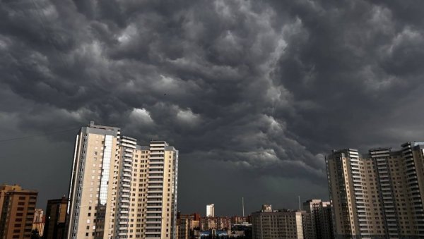 ПОПЛАВА НА УЛИЦАМА, ЦИКЛОН ЧУПАО ДРВЕЋЕ: Погледајте последице невремена у Санкт Петербургу
