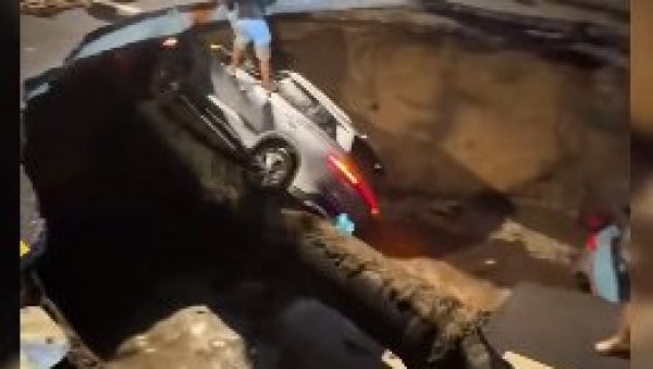 (УЗНЕМИРУЈУЋИ ВИДЕО) Трагедија у Кини, пут пропао