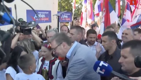 VUČIĆ SA NARODOM U JADRANSKOJ LEŠNICI: Radosno dočekuje predsednika Srbije