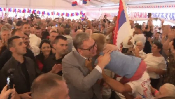 ВУЧИЋ СА НАРОДОМ У ЈАДРАНСКОЈ ЛЕШНИЦИ: Свако село познајем у вашем крају