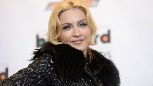 МАДОНА УШЛА У ИСТОРИЈУ: Објавила нови албум, па стала раме уз раме са Битлсима