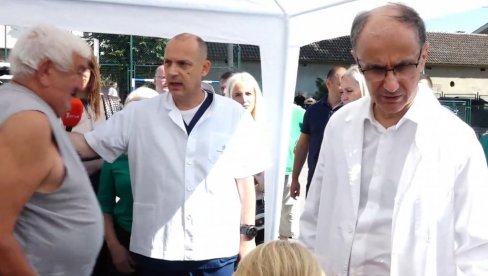 МАЦУТ ОБИЛАЗИ МОБИЛНУ АМБУЛАНТУ У ВЕЛИКОМ СЕЛУ У БЕОГРАДУ: Премијер са министром Лончаром прегледа пацијенте (ВИДЕО)