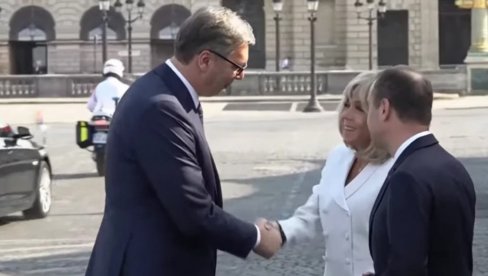 ВУЧИЋ СТИГАО НА ВОЈНУ ПАРАДУ У ПАРИЗУ: Брижит га срдачно дочекала, у току свечани дефиле под смотром Макрона (ВИДЕО)