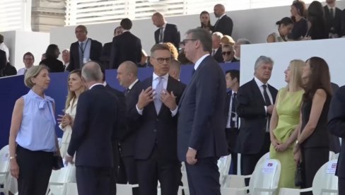 VELIKA ČAST ZA SRBIJU: Predsednik Vučić na paradi u Parizu sedi u prvom redu (FOTO)