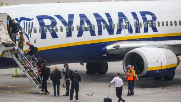 ЕВО ШТА ЈЕ ПРЕТХОДИЛО ДРАМИ СА СРБИНОМ У АВИОНУ РАЈАНЕРА: Стручњак открио могући узрок, огласио се и адвокат (ФОТО)