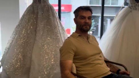 СТАРИЈИ ЈЕ ОД ЊЕНОГ ОЦА: Наш глумац бира венчаницу са 23 године млађом вереницом, а ево шта њу највише брине (ВИДЕО)