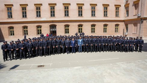 КАДА ЈЕ НАЈТЕЖЕ, СВИ ЗОВУ ПОЛИЦИЈУ: Министар Дачић на промоцији 55. и 56. класе ЦОПО у Сремској Каменици (ФОТО)