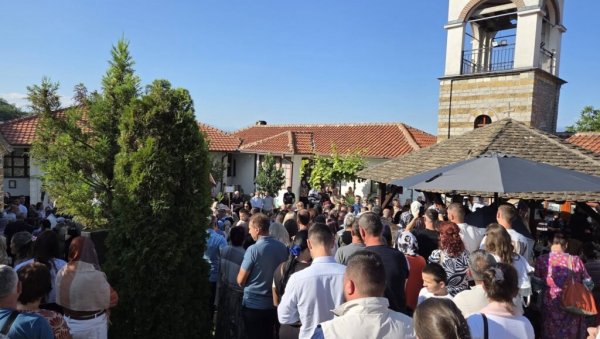 БОГАТСТВО ЈЕ ДАВАТИ, А НЕ ПРИСВАЈАТИ: Манастир Светих врачева Козме и Дамјана у Зочишту обележио славу (ФОТО)