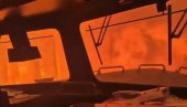ДРАМАТИЧНИ ПРИЗОРИ: Особље заробљено у локомотиви, ватра их опколила са свих страна (ВИДЕО)