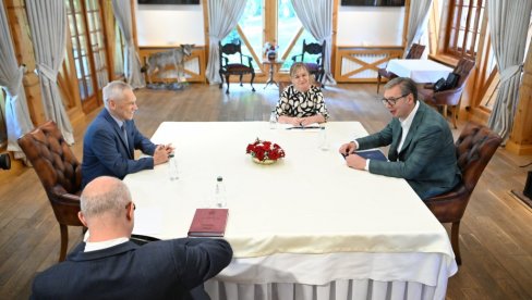 ВУЧИЋ СЕ ОГЛАСИО НАКОН САСТАНКА СА БОЦАН-ХАРЧЕНКОМ: Врло добар састанак са амбасадором Русије