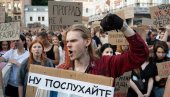 ЗЕЛЕНСКИ ПРЕД ПАДОМ, СМЕНИО НАЈПОУЗДАНИЈЕГ ЧОВЕКА: Реке људи на улицама Кијева