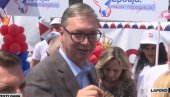 ВУЧИЋ СА НАРОДОМ: Председник Србије с људима у Лапову (ФОТО/ВИДЕО)