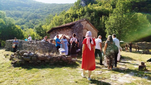 ОЖИВЕО НЕКАДАШЊИ МАНАСТИР ПОСЛЕ ЧЕТИРИ ВЕКА: Свете литургије поново у средњовековној Намасији (ФОТО)