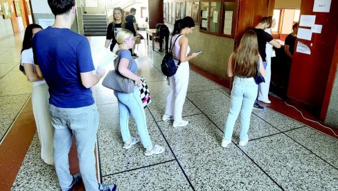 VEČITI STUDENTI TRAŽE JOŠ JEDNU ŠANSU: Krajem septembra ističe  rok za diplomiranje akademcima koji su fakultet upisali pre Bolonje