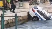 NESVAKIDAŠNJA SCENA U HRVATSKOJ: Policijski auto završio u moru, vozač kažnjen (VIDEO)
