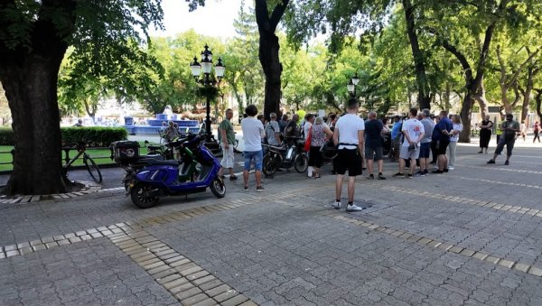 ПРОТЕСТ НА ДВА ТОЧКА: Скуп незадовољних власника електричних бицикала у Суботици