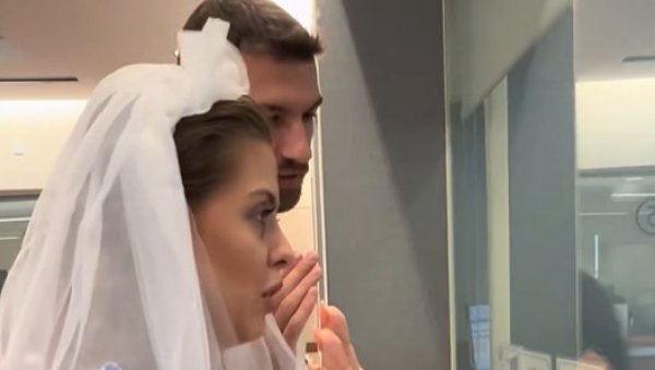 СЕЛИ НА ДОРУЧАК, А НЕКОЛИКО САТИ КАСНИЈЕ БИЛИ У БРАКУ: Ова прича из Лас Вегаса освојила интернет (ВИДЕО)