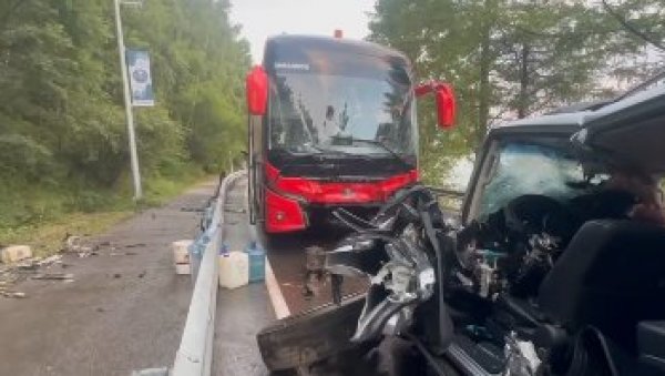 (УЗНЕМИРУЈУЋИ ФОТО/ВИДЕО) Тешка саобраћајна несрећа на ауто-путу