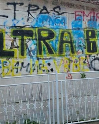 ТУЖИЛАЦ ТРАЖИ ПИСЦЕ УСТАШКЕ ПАРОЛЕ: Узаврела атмосфера у Бијелом Пољу због скандалозног графита Србе на врбе