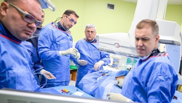 КРОЗ ВЕНУ НА ВРАТУ ПОПРАВИЛИ ЈЕТРУ: У УКЦС урађена захтевна процедура на пацијенту са портном хипертензијом
