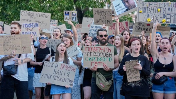 БЕРЛИН УЗ КИЈЕВСКЕ ДЕМОНСТРАНТЕ: На страну смењеног министра одбране Украјине стао и део страних политичара