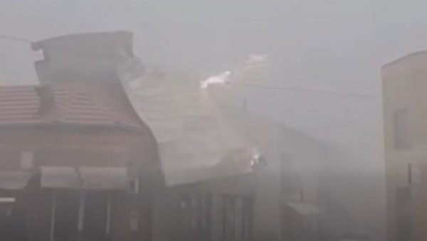 ЈЕЗИВ СНИМАК НЕВРЕМЕНА: Ветар откинуо део крова, почело и да варничи (ВИДЕО)