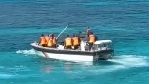 PALICE, VESLA I PESNICE: Objavljen snimak žestokog okršaja kineskih i filipinskih mornara u Južnom kineskom moru (VIDEO)