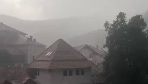 ЦРНО НЕБО НАД СИРИНИЋКОМ ЖУПОМ: Драматични снимци јаког невремена и града (ФОТО/ВИДЕО)