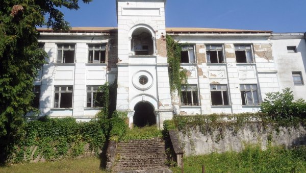 ОБНАВЉАЈУ ДОМ ПЕТРА МРКОЊИЋА: Српско народно вијеће и локална управа реновирају вредно историјско здање у Двору на Уни