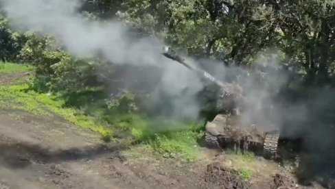 РУСКИ ТЕНКИСТИ СРАВНИЛИ СА ЗЕМЉОМ АРТЕЉНОЈЕ: Кад је почео да пада мрак, јуришници су ушли су у насеље и очистили га (ВИДЕО)