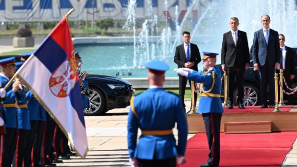 НАЈВИШЕ ДРЖАВНЕ ПОЧАСТИ И ЦРВЕНИ ТЕПИХ ЗА БАБИША: Премијер Мацут дочекао свог чешког колегу (ФОТО/ВИДЕО)