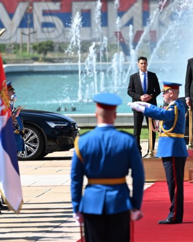 НАЈВИШЕ ДРЖАВНЕ ПОЧАСТИ И ЦРВЕНИ ТЕПИХ ЗА БАБИША: Премијер Мацут дочекао свог чешког колегу (ФОТО/ВИДЕО)